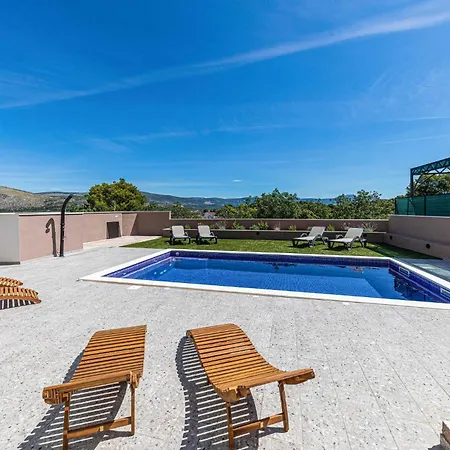 2 Bedroom Cozy In Saldun Apartment Trogir