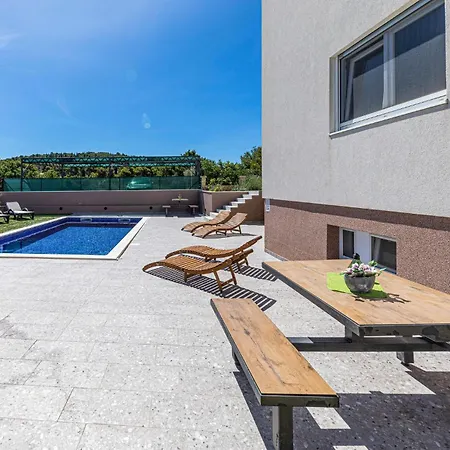 Διαμέρισμα Two-bedroom Saldun With Sea View 08